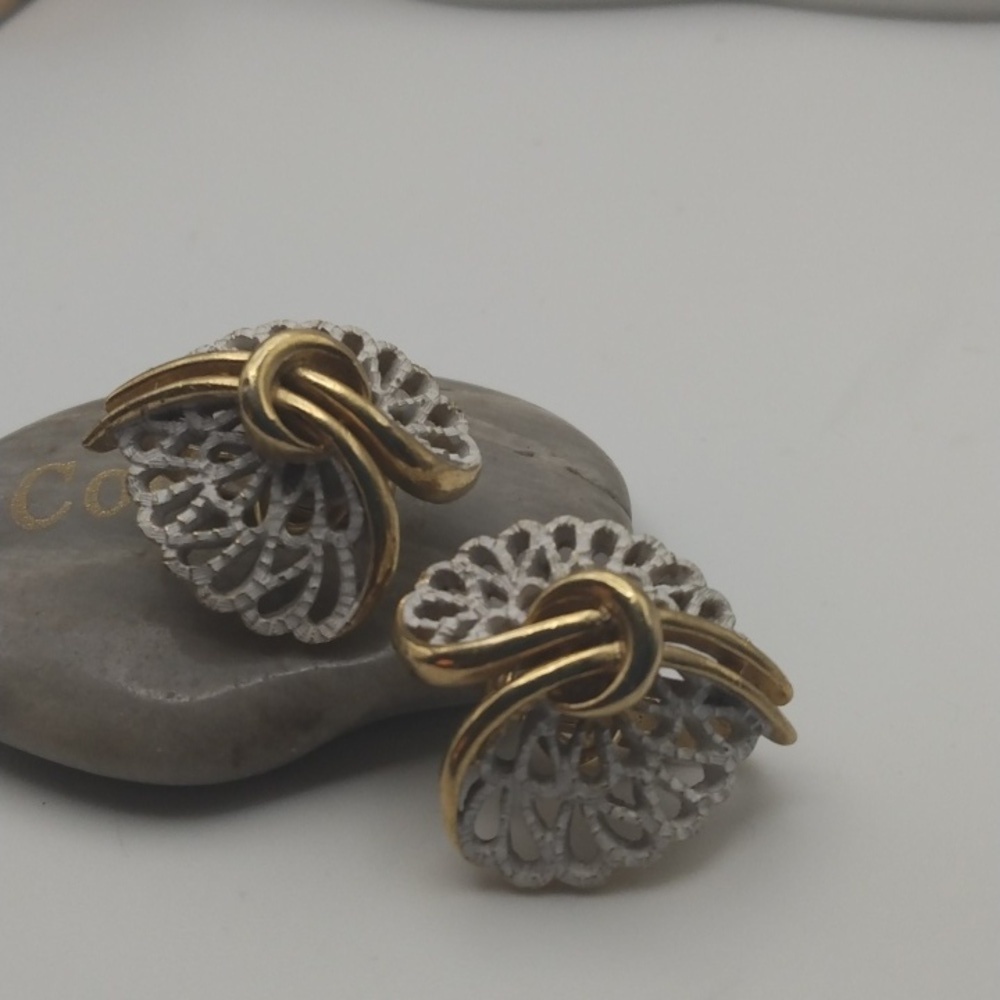 Trifari gold tone brushed clip on vinrage earrings timeless classic E134
